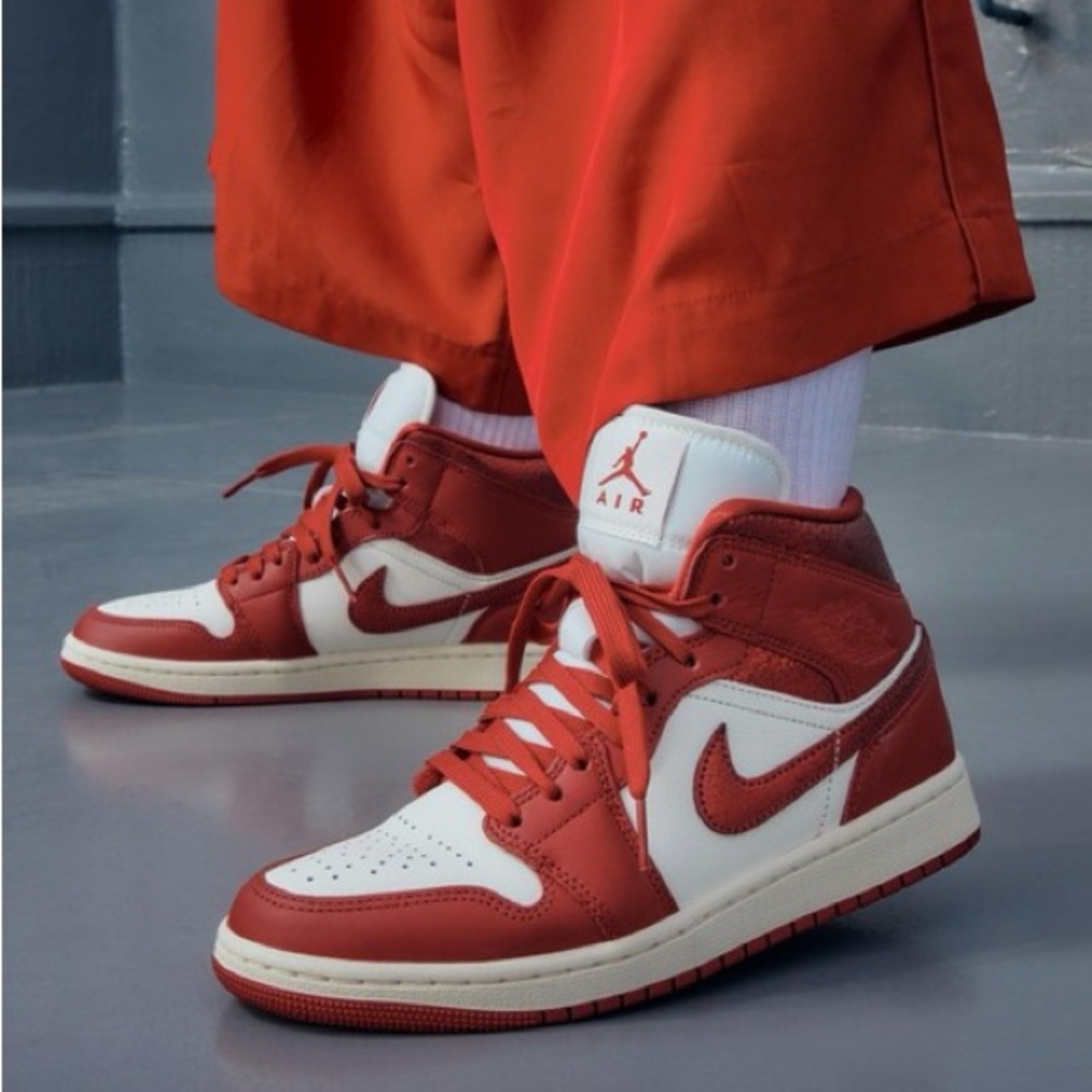 Air Jordan 1 Mid SE ( box without lid ) - Picture 3 of 10